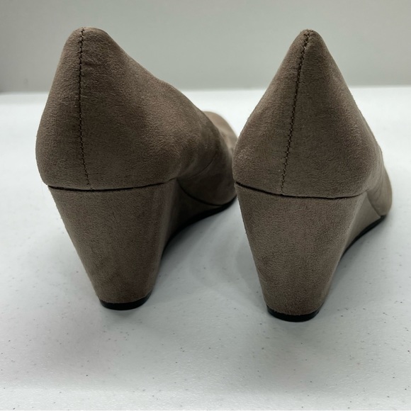 Chinese Laundry Women’s Taupe Faux Suede Niesha Wedges Shoes - Size 10 - Picture 5 of 10